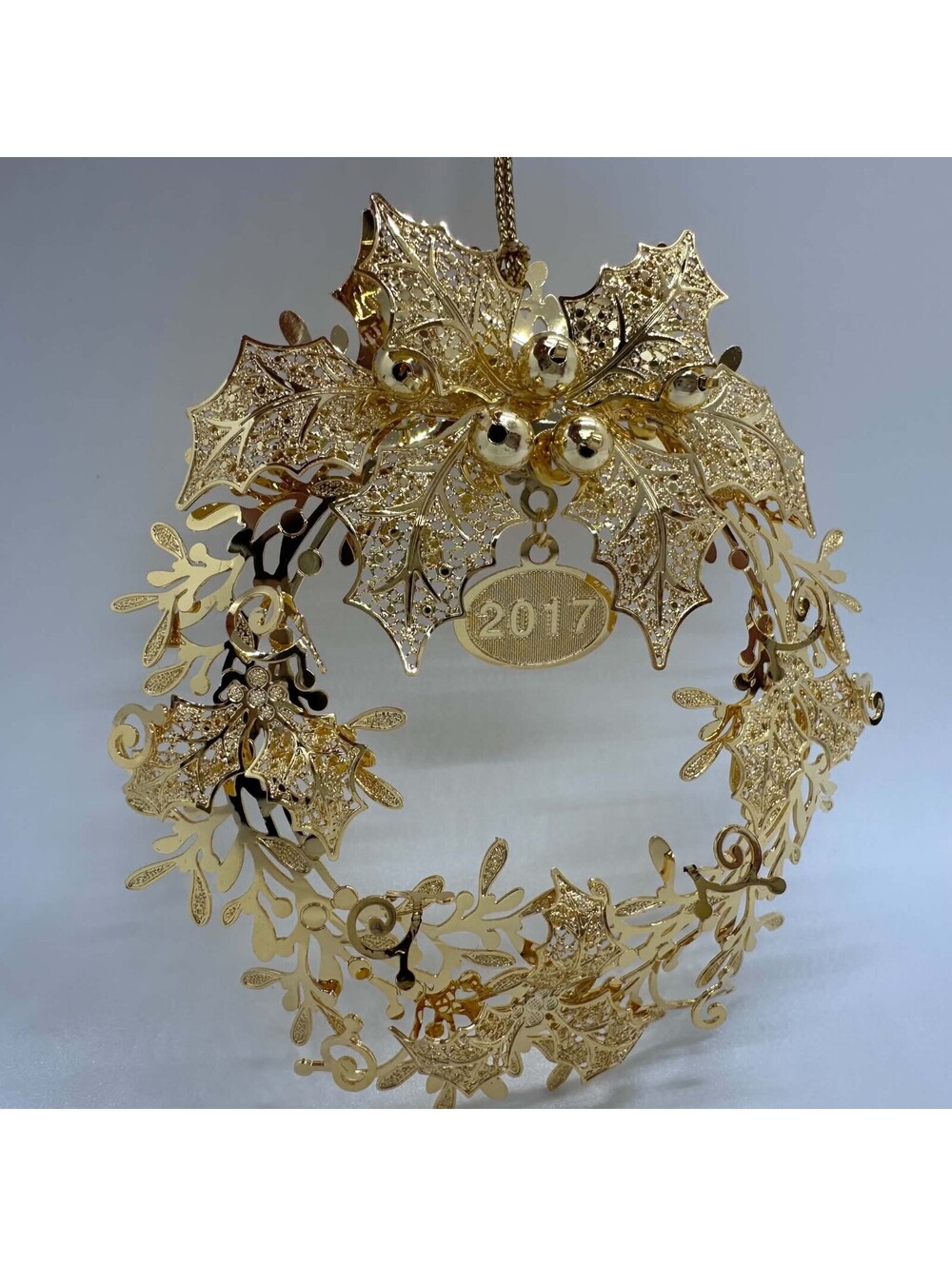 Danbury Mint 2017 Christmas Wreath Ornament 23K Gold Plated Holly Mistletoe EUC